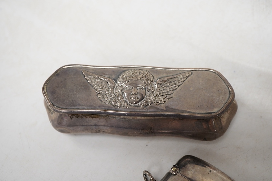 A George V silver vesta case, Birmingham, 1917 and an Edwardian small silver trinket box, Birmingham, 1902, 93mm.